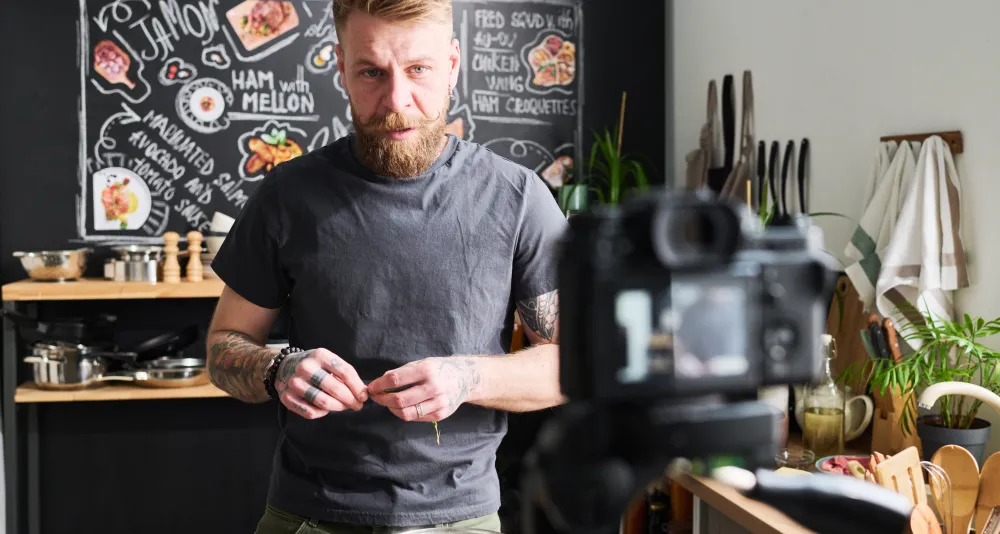 📣 Strategic Positioning and Innovative Promotion