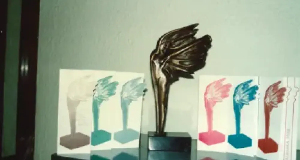 La estatuilla de la mujer con alas: el símbolo del prestigio