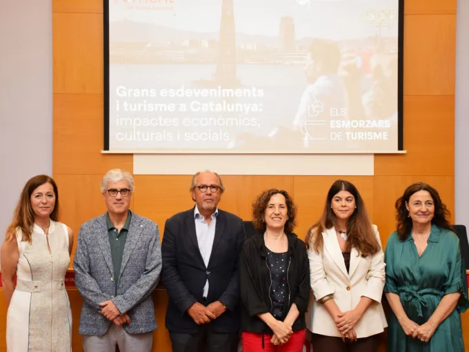 Foto de los y las ponentes del evento.