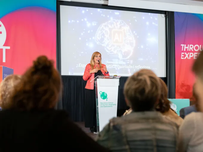 Xantal Llavina hablando en el escenario