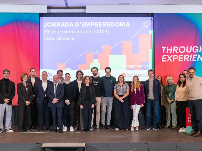 Fotografia de totes les persones participants i el jurat sobre l'escenari.