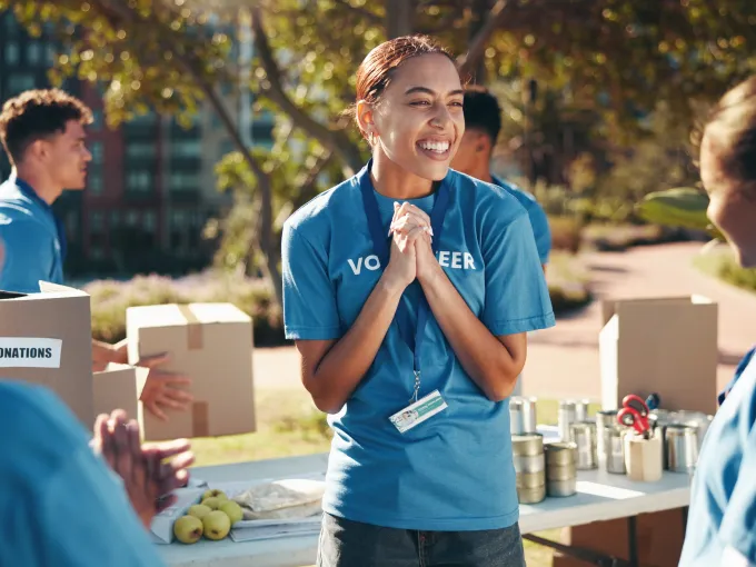 Un grupo de voluntarios trasladando cajas.