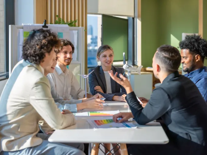 Equipo multidisciplinar trabajando en un proyecto, colaborando en el desarrollo de un prototipo.