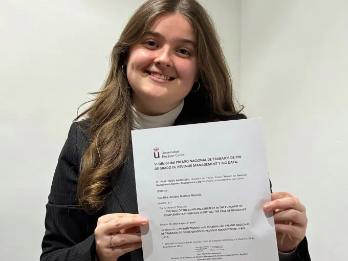 Ariadna Mostajo posa con el premio certificado