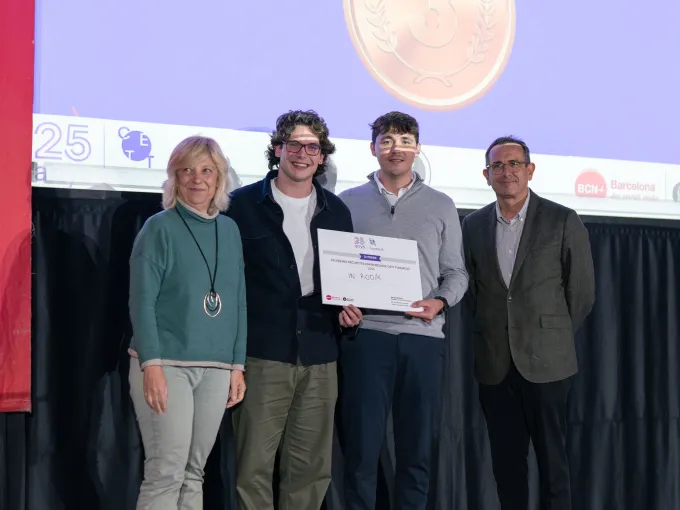 Els premiats recollint el diploma sobre l'escenari.