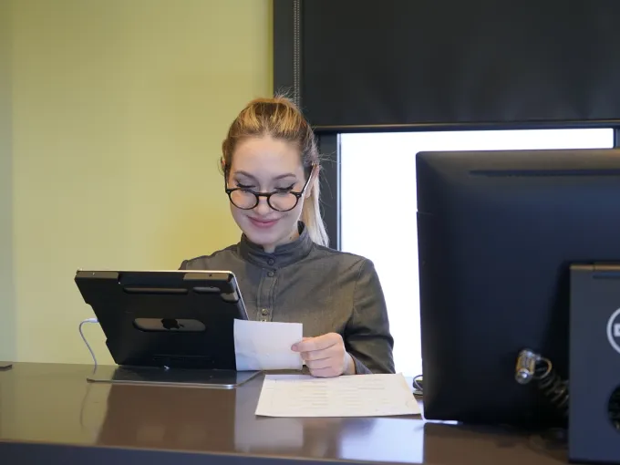 Recepcionista gestionando la recepción de un hotel