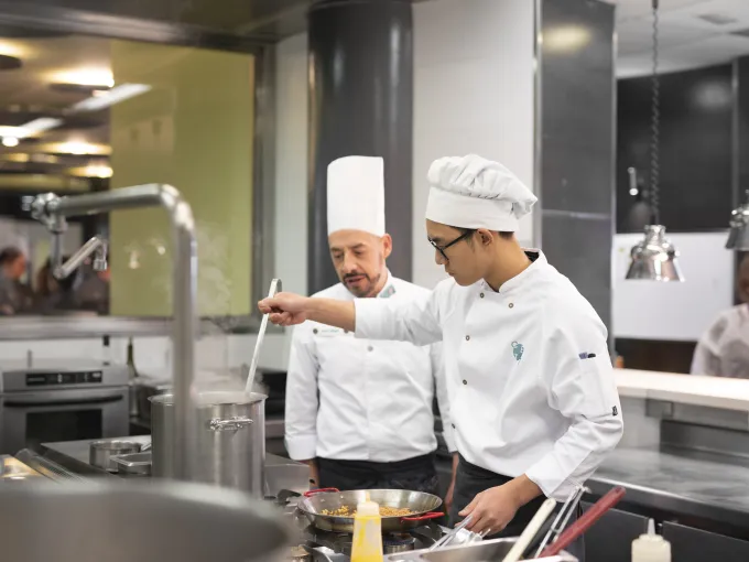 Alumno de cocina del CETT durante una clase