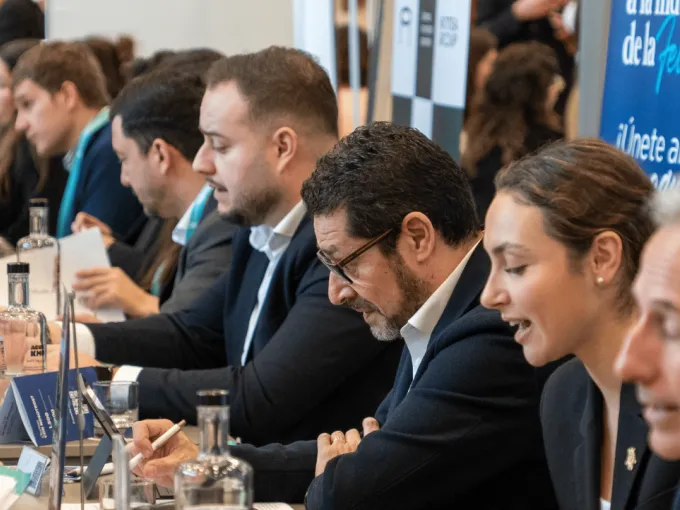 Personas en diferentes entrevistas de trabajo