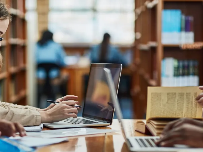 Dos personas en una mesa investigando
