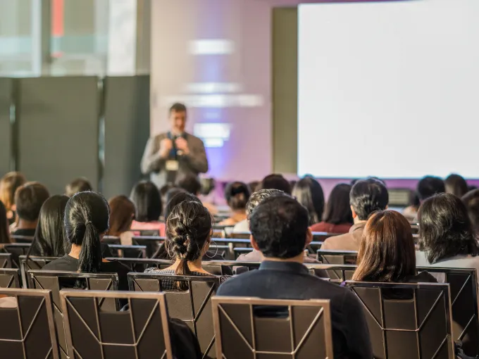 Publico de una conferencia de espaldas