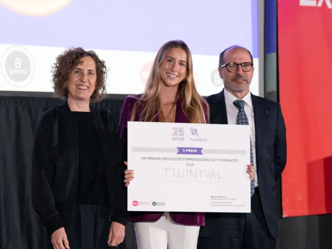 Persona recogiendo un premio