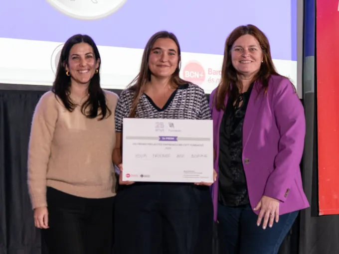 Persona recogiendo un premio