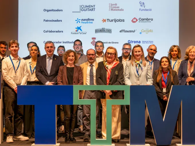 grupo de personas posando en el escenario