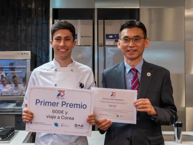 Eric Buxó recibe el diploma junto al consul de Corea