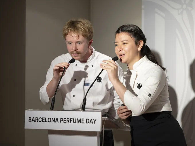 Dos alumnes del CETT presentant sobre l'escenari