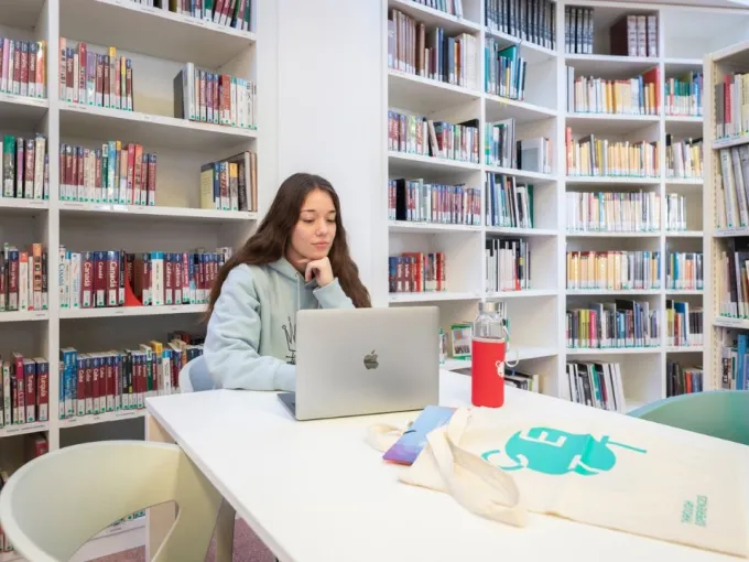 Estudiant a la biblioteca