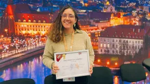 Marta Salvador posando con el diploma. 