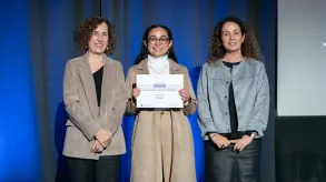 La cofundadora de Komuni posa con el diploma junto a la Dra. Maria Abellanet i Meya, presidenta del CETT. 