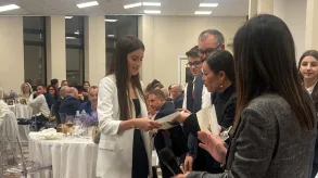 La alumna recogiendo el premio.