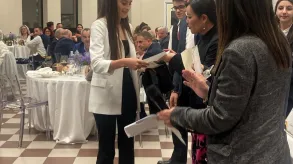 La alumna recogiendo el premio.
