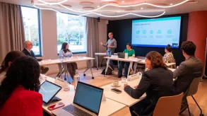Los participantes del focus group trabajando en una sala.