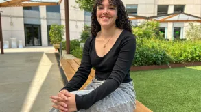 Foto de Mónica Balanza en el jardín del Hotel Alimara.