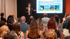 El profesor Álvaro Arrieta expone delante de la sala.