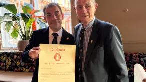 Roberto Duran posa con el diploma