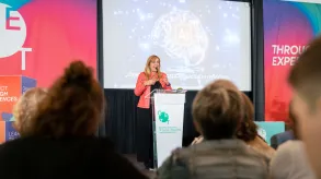 Xantal Llavina hablando en el escenario