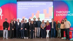 Fotografia de totes les persones participants i el jurat sobre l'escenari.