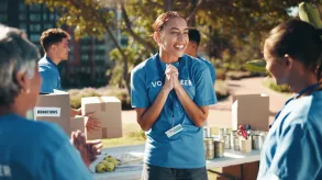 Un grupo de voluntarios trasladando cajas.