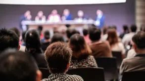 Personas asistentes a una conferencia o jornada formativa, participando en un espacio de reflexión, aprendizaje y diálogo colectivo.
