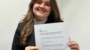 Ariadna Mostajo posa con el premio certificado