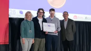 Els premiats recollint el diploma sobre l'escenari.