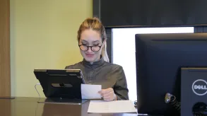 Recepcionista gestionando la recepción de un hotel