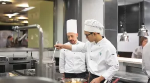 Alumno de cocina del CETT durante una clase