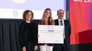 Persona recogiendo un premio