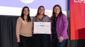 Persona recogiendo un premio