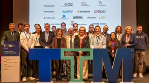 grupo de personas posando en el escenario