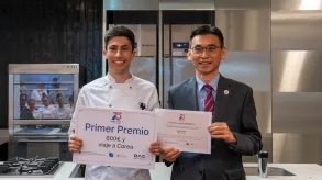 Eric Buxó recibe el diploma junto al consul de Corea