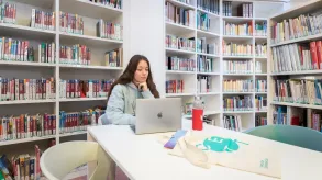 Estudiant a la biblioteca