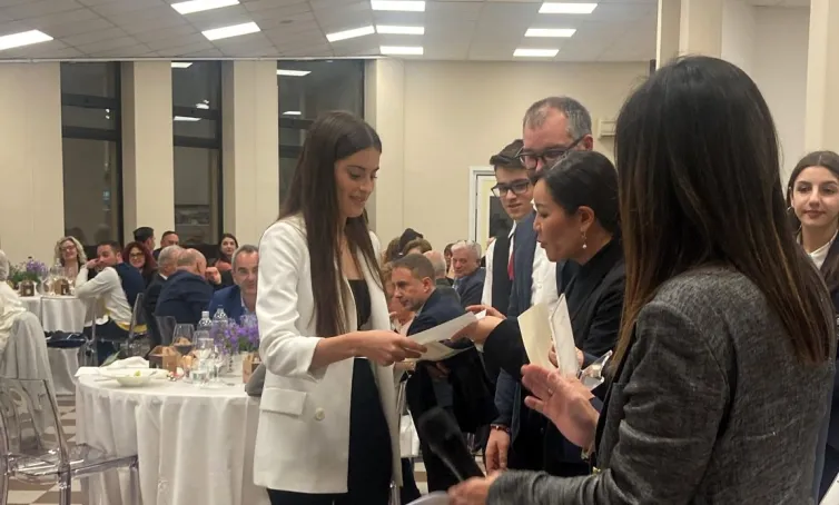 La alumna recogiendo el premio.