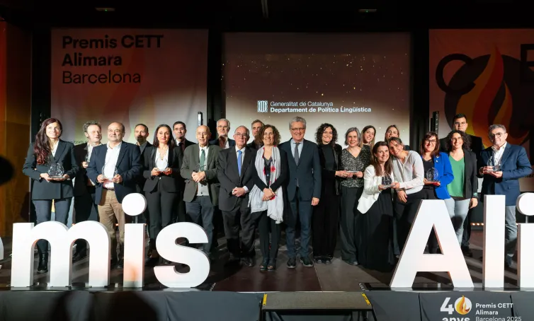 Foto dels premiats sobre l'escenari.