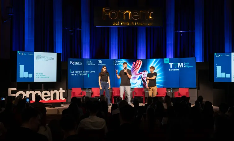 Los alumnos del CETT presentando el informe sobre el escenario.