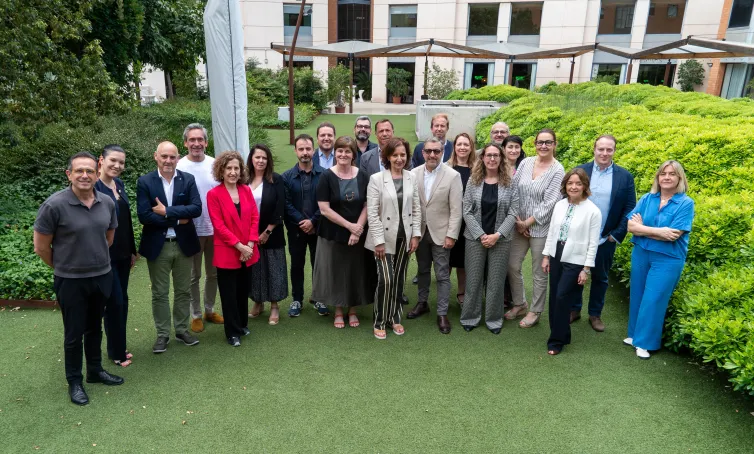 Foto de grupo en el jardín del Hotel Alimara