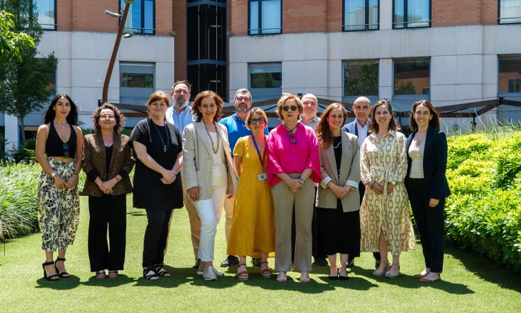 Foto de grupo en el jardín del Hotel Alimara