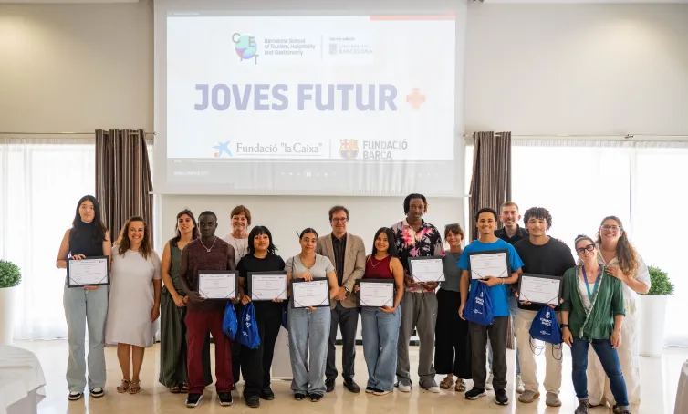El alumnado recoge su diploma en el acto de cierre.