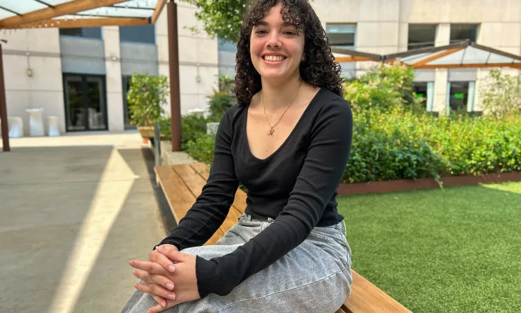 Foto de Mónica Balanza en el jardín del Hotel Alimara.