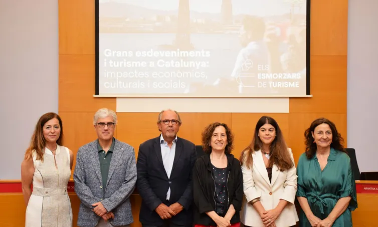 Foto de los y las ponentes del evento.