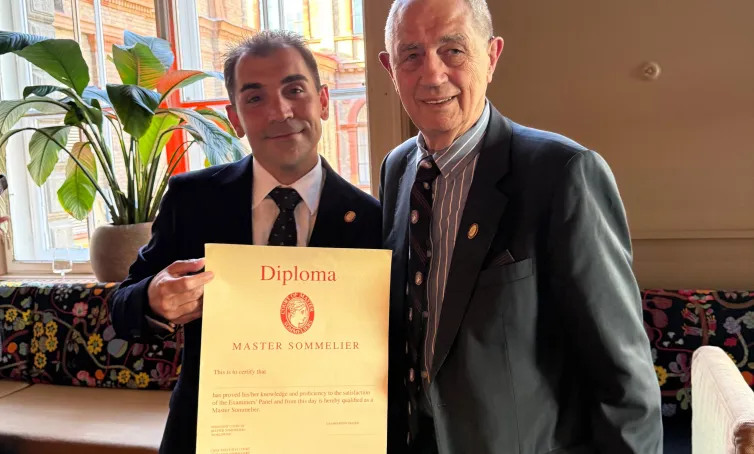 Roberto Duran posa con el diploma